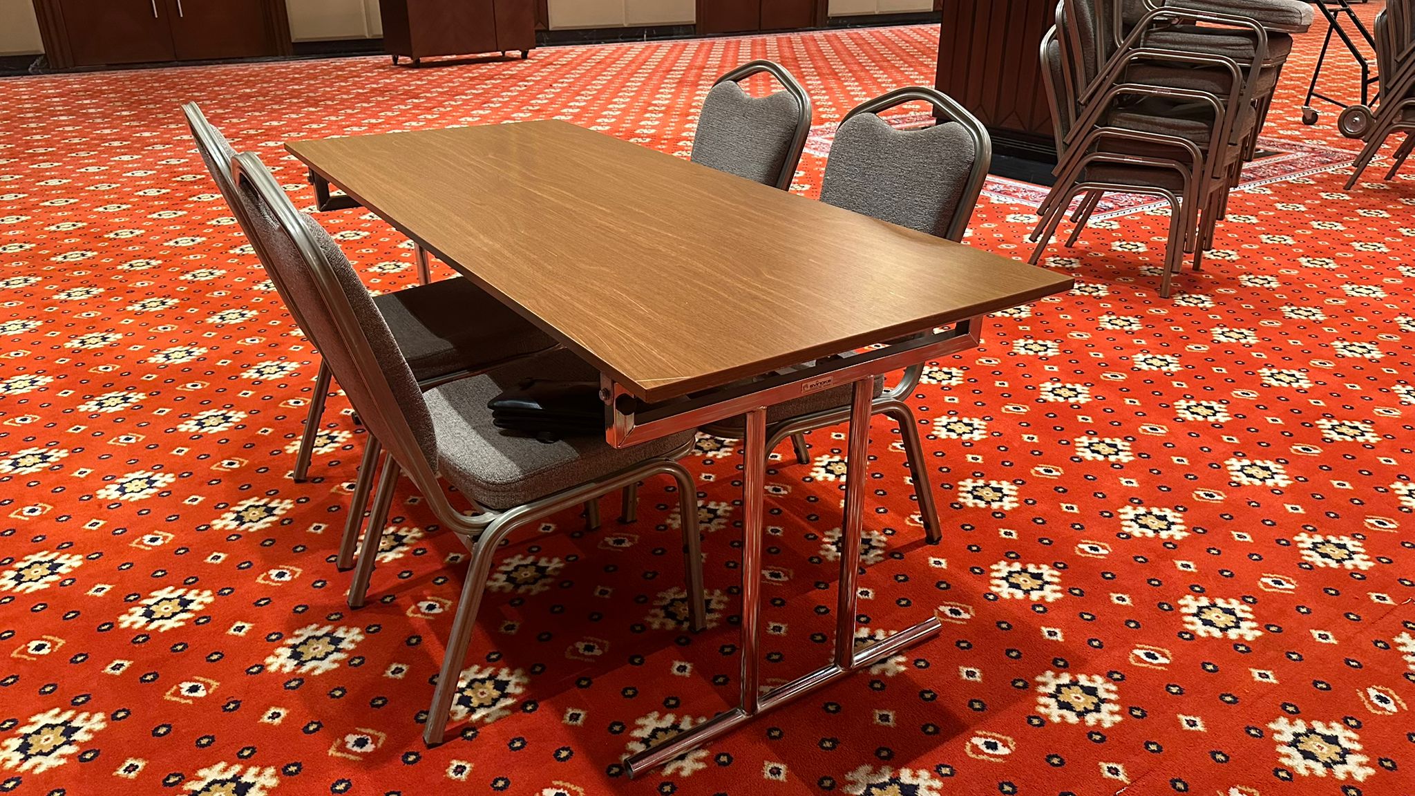OTEL KONFERANS SALONUNDA KULLANILACAK MASA SANDALYE TAKIMI SATIN ALINACAKTIR.